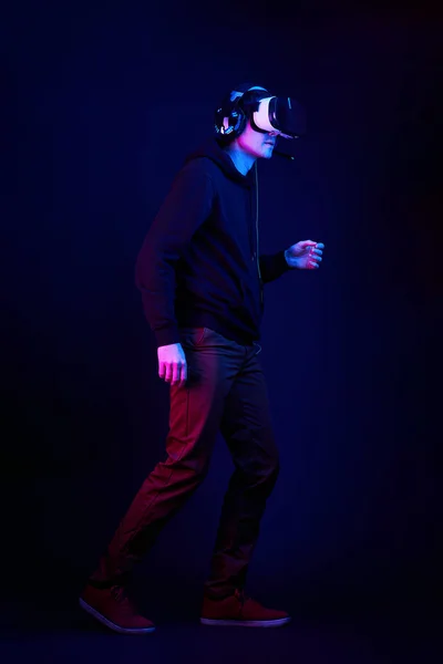 Hombre con auriculares de realidad virtual. — Foto de Stock
