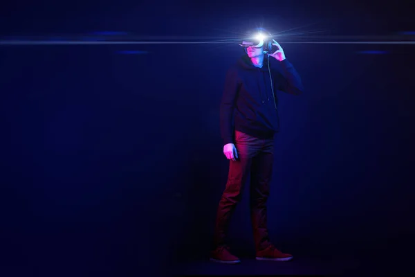Человек с гарнитурой виртуальной реальности. — стоковое фото