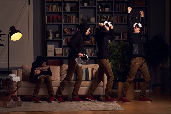 Hombre con auriculares de realidad virtual. — Foto de Stock