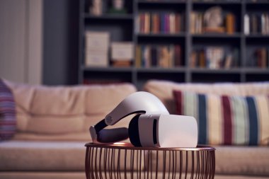 Arka plandaki dairenin karşısındaki masada sanal gerçeklik gözlükleri var.
