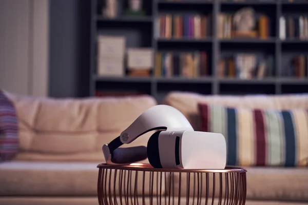 Óculos de realidade virtual na mesa contra o apartamento em segundo plano — Fotografia de Stock