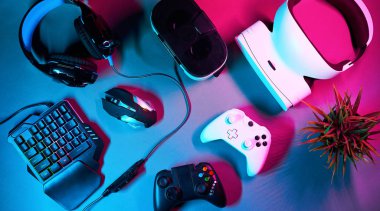 Klavye, fare, gamepad, sanal gerçeklik kulaklık ve kulaklık.