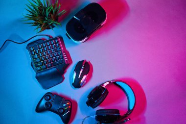 Klavye, fare, gamepad, sanal gerçeklik kulaklık ve kulaklık.
