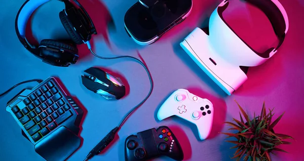 Clavier, souris, manette, casque de réalité virtuelle et écouteurs . — Photo