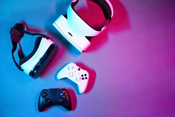 Billentyűzet, egér, Gamepad, virtuális valóság headset és fejhallgatók. — Stock Fotó