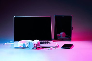 Bilgisayar bilgisayarı, akıllı telefon, tablet, dokunmatik ped ve kulaklık.
