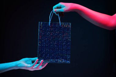 Erkek dişiye hediye verir.