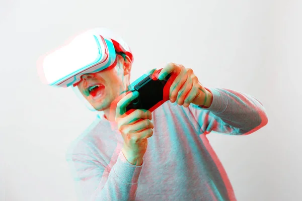 Uomo con auricolare realtà virtuale sta giocando. Immagine con effetto glitch. — Foto Stock