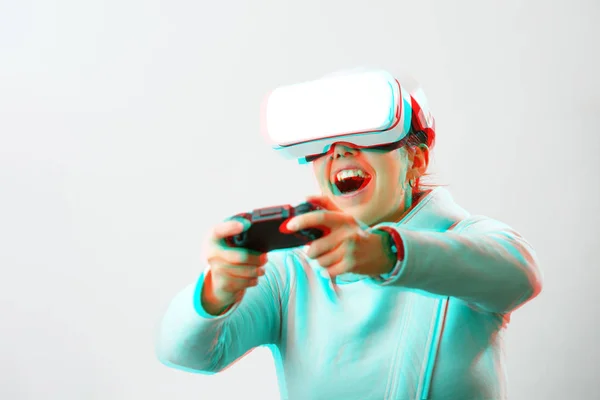Vrouw met virtual reality headset speelt spel. Afbeelding met glitch effect. — Stockfoto