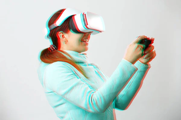 Vrouw met virtual reality headset speelt spel. Afbeelding met glitch effect. — Stockfoto