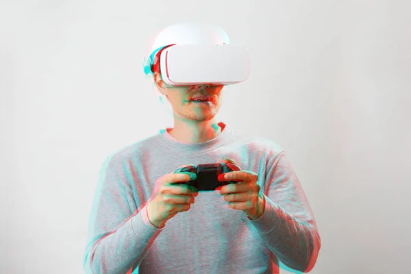 Hombre con auriculares de realidad virtual está jugando juego. Imagen con efecto glitch . — Foto de Stock