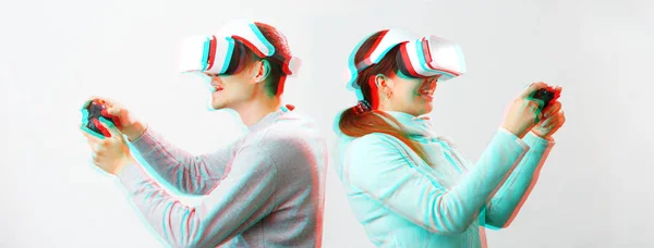 Mann und Frau mit Virtual-Reality-Headset spielen Spiel. Bild mit Pannen-Effekt. — Stockfoto