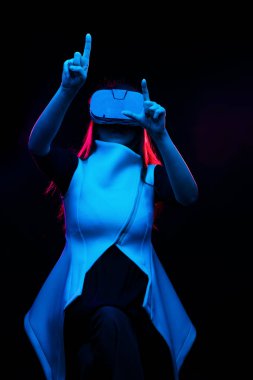 Kadın sanal gerçeklik kulaklığı kullanıyor..