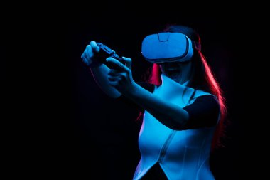 Sanal gerçeklik kulaklığı olan kadın oyun oynuyor..