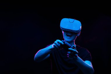 Sanal gerçeklik kulaklığı olan adam oyun oynuyor..