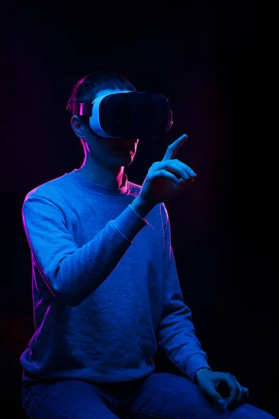 De mens gebruikt een virtual reality headset. — Stockfoto