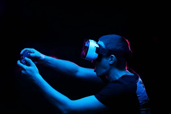 Man with virtual reality headset is playing game. — Stock Photo, Image