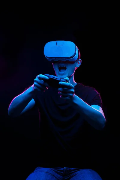 Homem com fone de ouvido realidade virtual está jogando jogo. — Fotografia de Stock