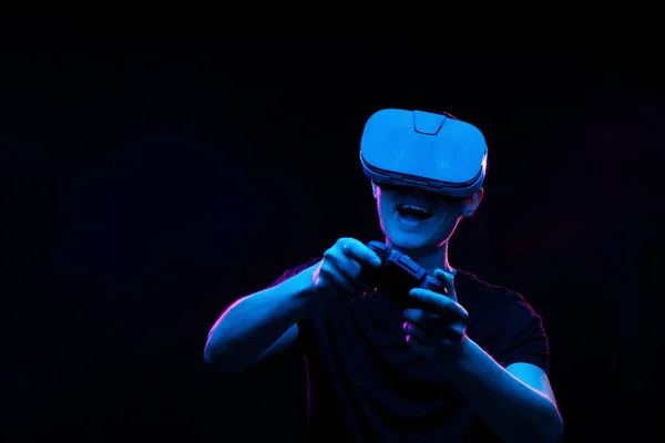 Mann mit Virtual-Reality-Headset spielt Spiel. — Stockfoto