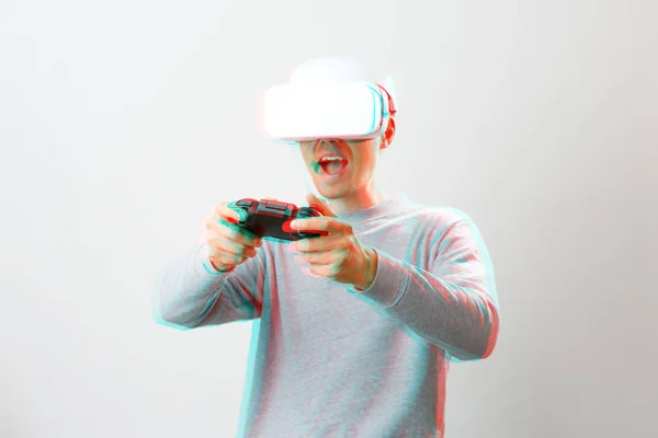 Man med virtuell verklighet headset spelar spel. Bild med glitch effekt. — Stockfoto