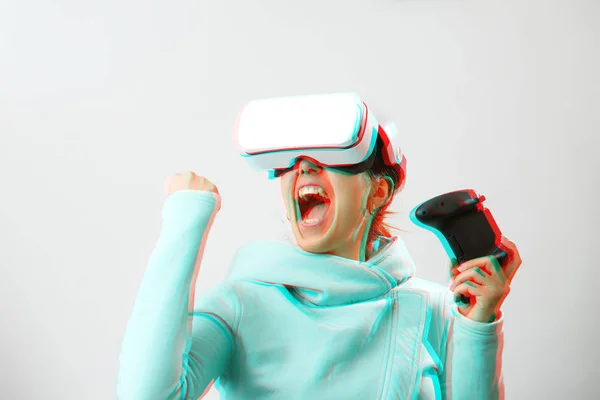 Mulher com fone de ouvido realidade virtual está jogando jogo. Imagem com efeito de falha . — Fotografia de Stock