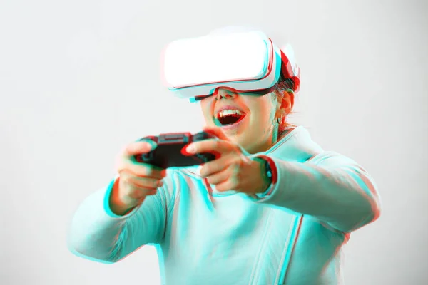 Γυναίκα με ακουστικά εικονικής πραγματικότητας παίζει παιχνίδι. Εικόνα με εφέ δυσλειτουργίας. — Φωτογραφία Αρχείου