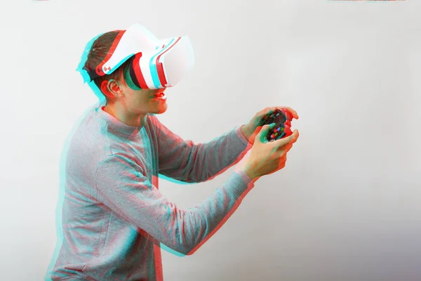 Homem com fone de ouvido realidade virtual está jogando jogo. Imagem com efeito de falha . — Fotografia de Stock