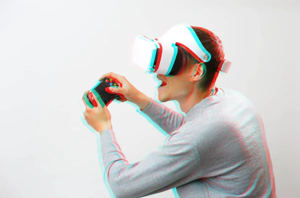 Homem com fone de ouvido realidade virtual está jogando jogo. Imagem com efeito de falha . — Fotografia de Stock