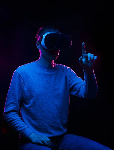 De mens gebruikt een virtual reality headset. — Stockfoto