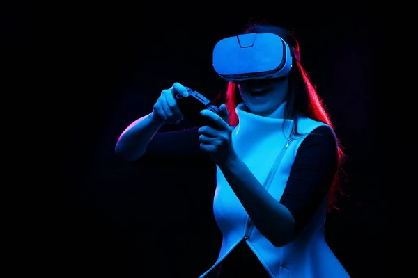 Mulher com fone de ouvido realidade virtual está jogando jogo. — Fotografia de Stock