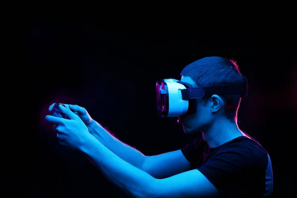 Man with virtual reality headset is playing game. — Stock Photo, Image