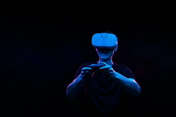 仮想現実ヘッドセットを持つ男がゲームをプレイしている. — ストック写真
