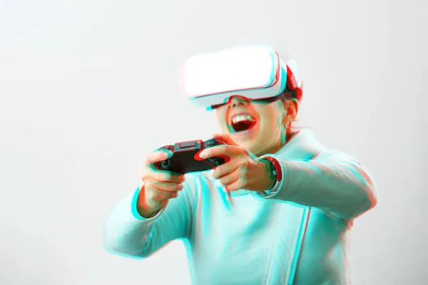 Mujer con auriculares de realidad virtual está jugando juego. Imagen con efecto glitch . — Foto de Stock