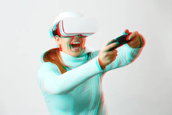 Vrouw met virtual reality headset speelt spel. Afbeelding met glitch effect. — Stockfoto