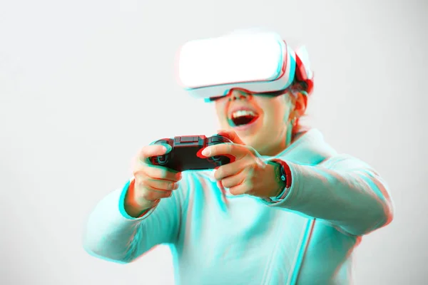 Mulher com fone de ouvido realidade virtual está jogando jogo. Imagem com efeito de falha . — Fotografia de Stock