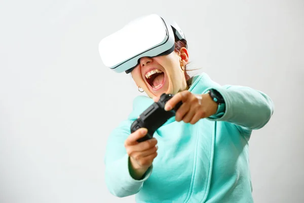 Kobieta z wirtualnej rzeczywistości zestaw słuchawkowy gra. — Zdjęcie stockowe