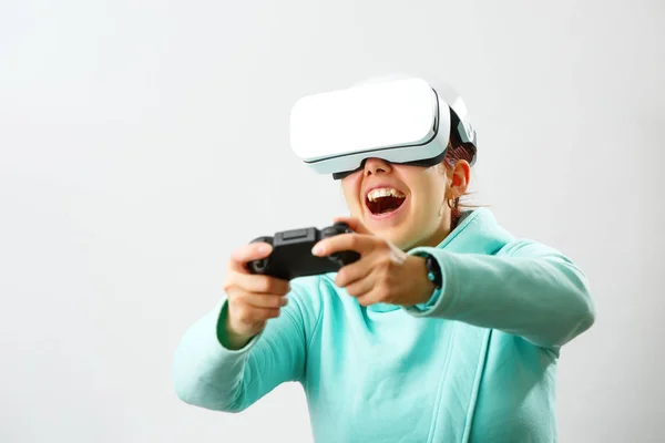 Mujer con auriculares de realidad virtual está jugando juego. — Foto de Stock