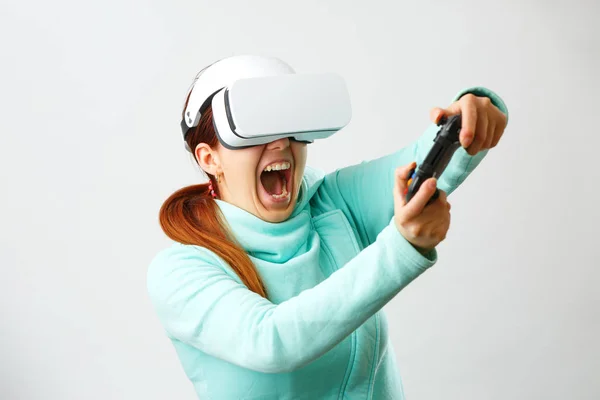 Mulher com fone de ouvido realidade virtual está jogando jogo. — Fotografia de Stock