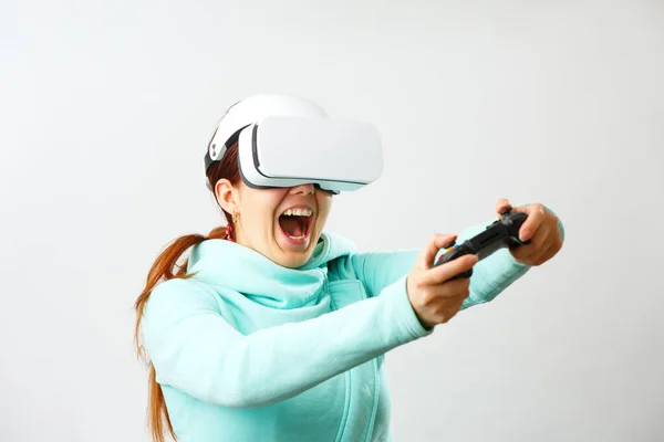 Kobieta z wirtualnej rzeczywistości zestaw słuchawkowy gra. — Zdjęcie stockowe