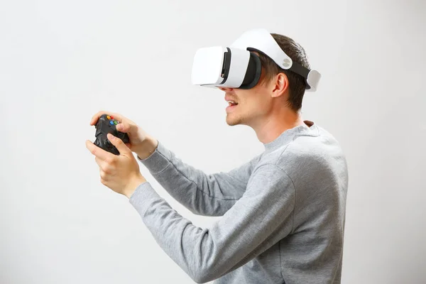 Homem com fone de ouvido realidade virtual está jogando jogo. — Fotografia de Stock