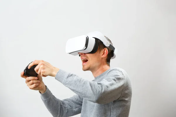 Uomo con auricolare realtà virtuale sta giocando. — Foto Stock