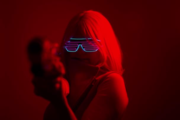 Gadis dengan blaster dalam pertempuran futuristik. Konsep realitas maya, permainan maya . — Stok Video