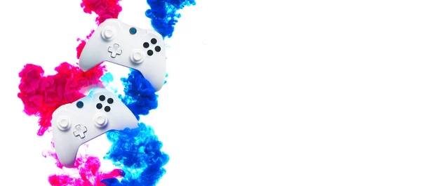 Dva herní joystick s růžovým a modrým kouřem na bílém pozadí. Pojetí her a kybernetického sportu. Nápis — Stock fotografie