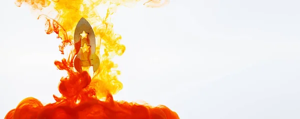 Foguete está lançando no espaço com nuvens amarelas e laranja. Conceito de crescimento e desenvolvimento. Banner — Fotografia de Stock