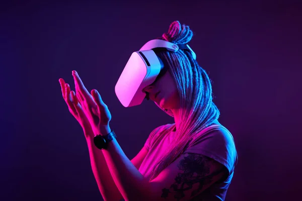 Femeia folosește căști de realitate virtuală. Neon light studio portret . — Fotografie, imagine de stoc