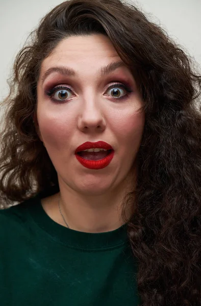 Portret van jonge brunette met rode lippen — Stockfoto