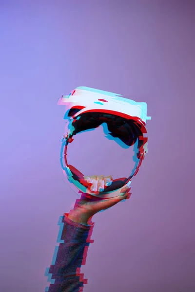Mano con auriculares de realidad virtual. Tecnología del futuro. Imagen con efecto glitch . —  Fotos de Stock
