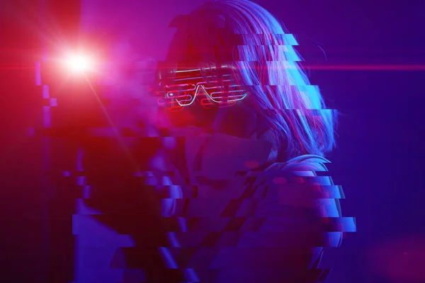 Chica con blaster en la batalla futurista. Concepto de realidad virtual, juego cibernético. Imagen con efecto glitch . —  Fotos de Stock