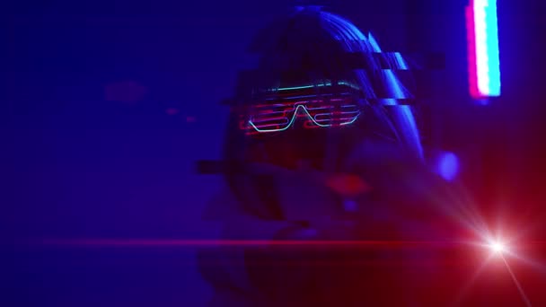 Dziewczyna z blasterem w futurystycznej bitwie. Koncepcja wirtualnej rzeczywistości, cybergry. — Wideo stockowe