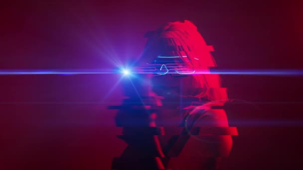 Fille avec blaster dans la bataille futuriste. Concept réalité virtuelle, cyber jeu .